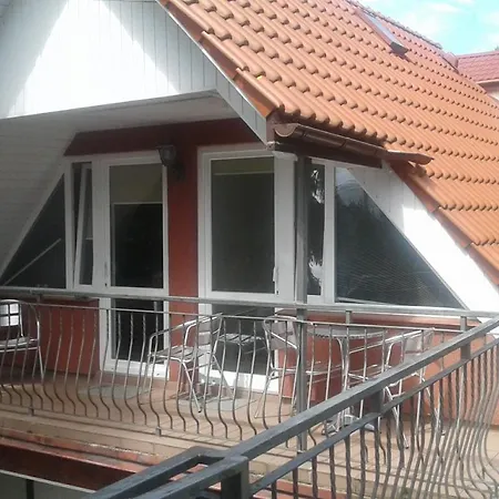 Dom Pod Sosnami Couette-café *