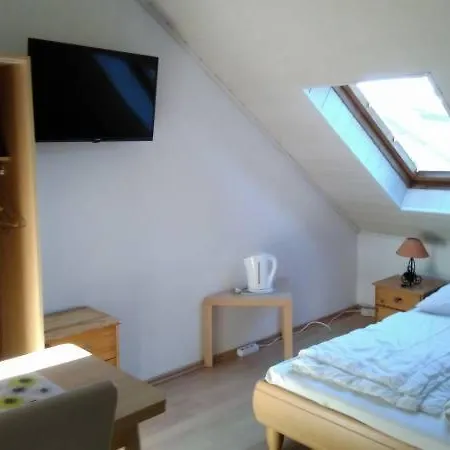 Dom Pod Sosnami Couette-café *